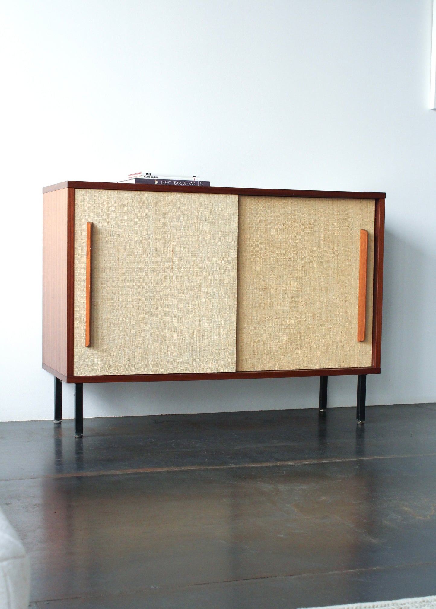 Enfilade en teck et raphia, années 1960