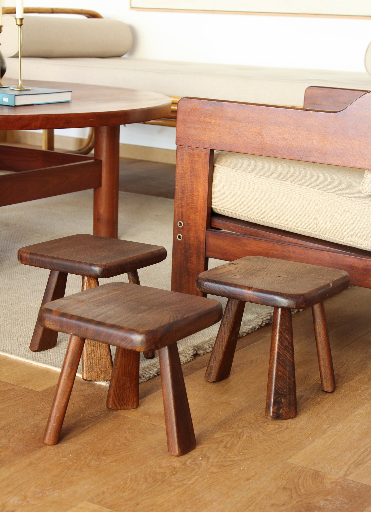 DESIGN BRUTALISTE | Trois tabourets