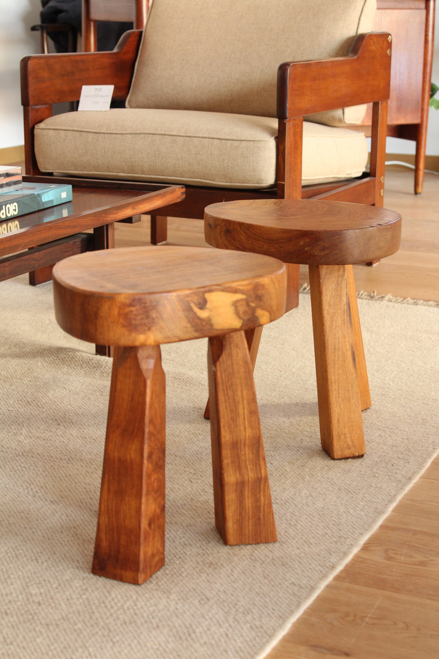 DESIGN FRANCAIS | Suite de deux tabourets