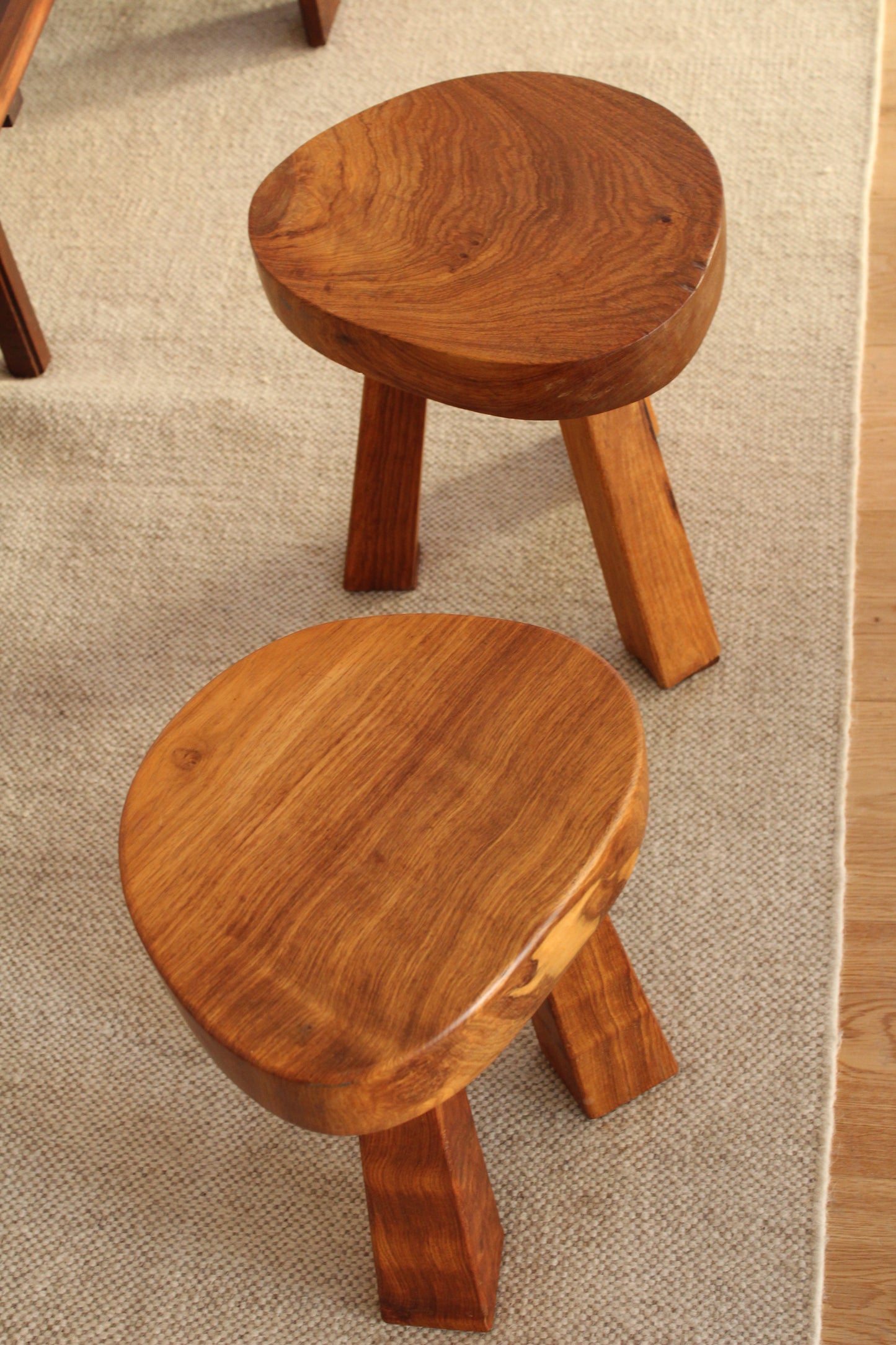 DESIGN FRANCAIS | Suite de deux tabourets