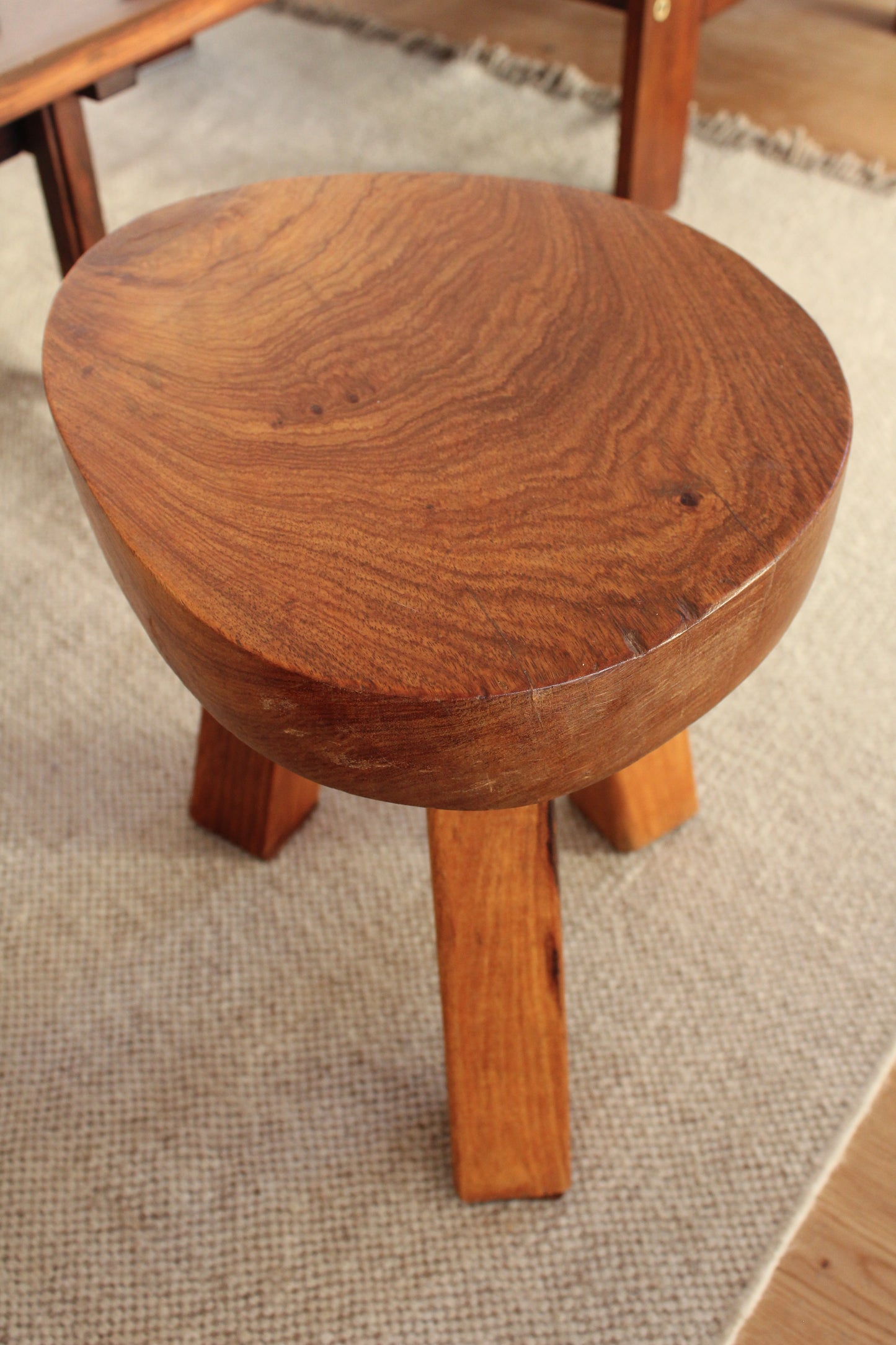 DESIGN FRANCAIS | Suite de deux tabourets